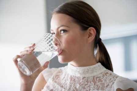 Mulher bebendo agua