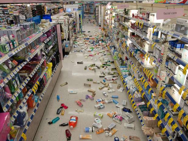 Produtos de prateleiras de loja foram ao chão após o terremoto Foto: AP