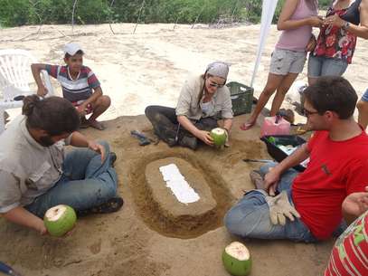Equipe composta por paleontóloga, geólogo e biólogo confirmou a primeira descoberta de um fóssil de dinossauro na Paraíba Foto: Gisele Quixabeira / vc repórter