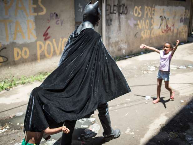 O "Batman" carioca é festejado quando circula pelas ruas do Rio de Janeiro Foto: AFP