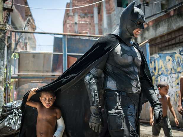 Fantasiado de Batman, Eron é fotografado na Favela do Metrô, no Rio de Janeiro, em 9 de janeiro Foto: AFP