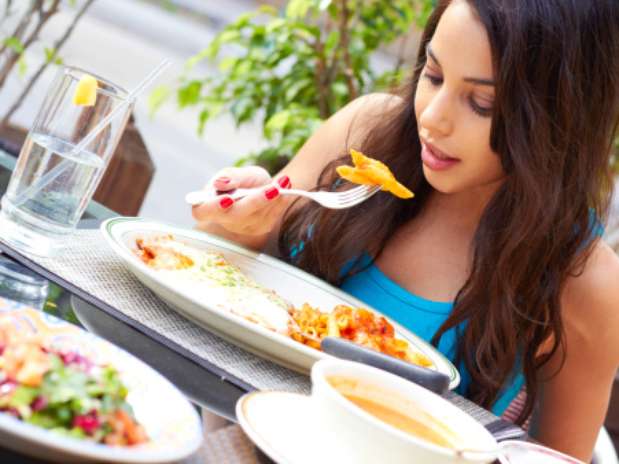Estudo mostra que comer devagar e dar mordidas pequenas nos faz sentir menos famintos uma hora depois da refeição Foto: Getty Images