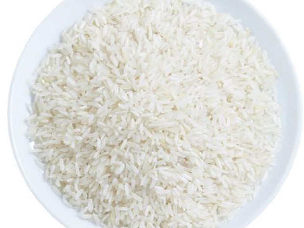 Arroz cru pode absorver umidade (Foto: Thinkstock/BBC)