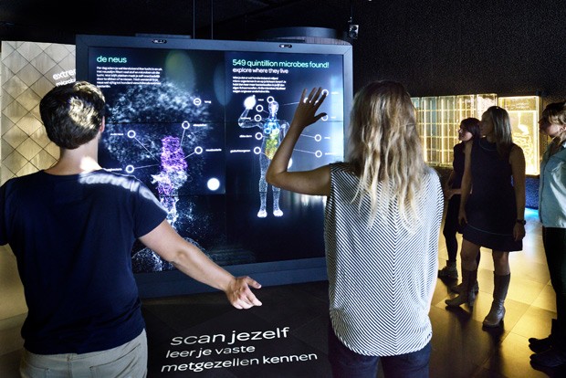  Visitantes passam por 'scanner' que determina quantos micróbios vivem em seu corpo (Foto: AFP Photo/Micropia/Maarten Van Der Wal)