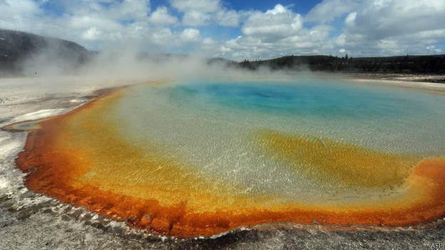 Lago de água quente em Yellowstone. Foto: AFP