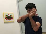 O mexicano Gabriel Granados participa de uma sessão de fisioterapia em um hospital localizado na Cidade do México, após passar por transplante de braços Foto: Reuters